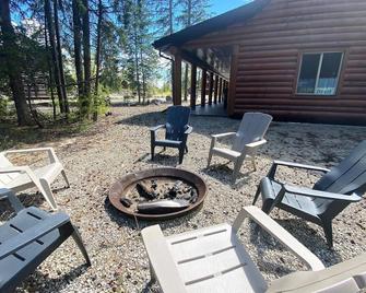 Grizzly Den - Valemount - Patio