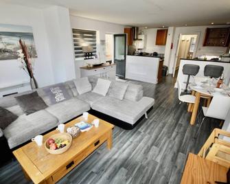 Bournemouth Hot Tub & Sauna Holiday Let - Bournemouth - Living room