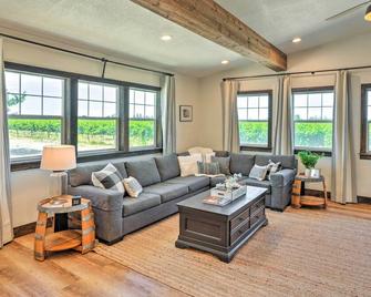 Charming Lodi Retreat Walk to Local Wineries - Lodi - Living room