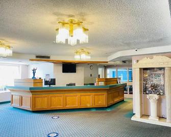 Travelodge by Wyndham Niagara Falls Lundys Lane - Niagara Falls - Front desk
