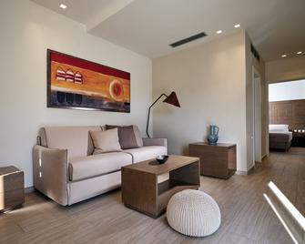 Prima Vista Beachfront Boutique Hotel - Sivota - Wohnzimmer