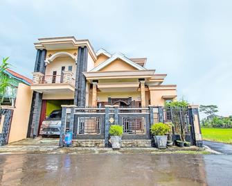 Spot On 92373 Kristin Homestay 2 - Pati - Edificio