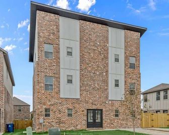 The Warhol - Pet-Friendly Apartment - Bentonville - Building