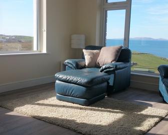 Newly Refurbished House Overlooking the Atlantic Ocean in Connemara - Renvyle - Living room
