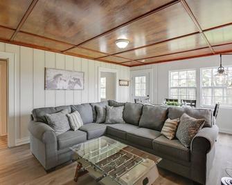 Chic Columbia Home Less Than 2 Mi to Historic Square! - Columbia - Living room