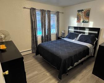 Cozy 2BD House unit 2 Med district - Wasilla - Living room