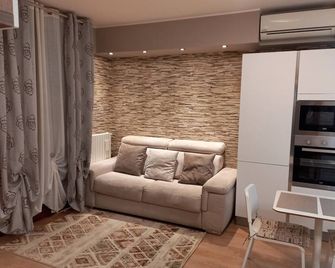 Romantic and cozy apartment within walking distance from the center, with garage - Abano Terme - Living room