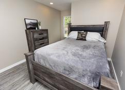 Quiet and cozy new townhome minutes from the mall exit. - Barboursville - Bedroom