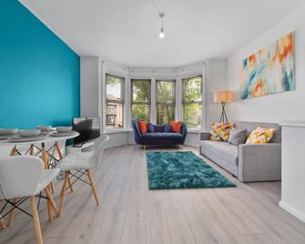 High Wycombe Apartments - High Wycombe - Living room