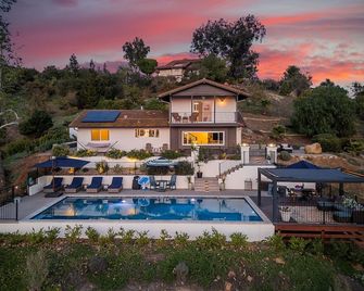 Stunning Fallbrook Retreat with Private Pool/Spa/Games Room/Fire Pit and More! - Fallbrook - Pool