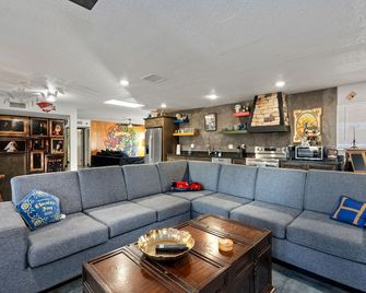 Harry Potter Wizarding Home: 5 Beds & Heated Salt Pool - El Paso - Lounge