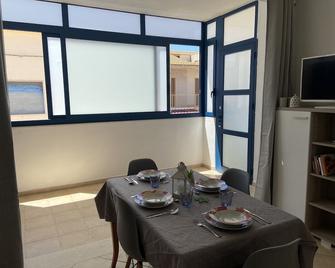 Mareinsicilia: Appartamenti Del Melo - Santa Croce Camerina - Dining room