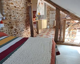 Chaleureux Gîte avec Terrasse à Proximité de la Loire et des Sites Touristiques - FR-1-590-433 - Bonnée - Bedroom