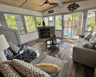 On the Water in Sheboygan River Overlook - Sheboygan Falls - Living room