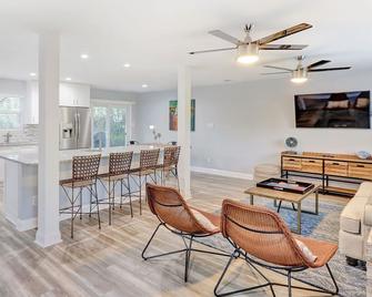 Tybee Dreamin - Tybee Island - Living room