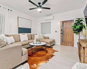Modern Petco Park 2br | Hot Tub, Deck, Bbq & Games - San Diego - Sala de estar