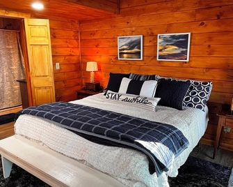 Waterfront Cozy Log Cabin Lake House - The Sunset Cabin - Batesburg-Leesville - Bedroom