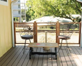 Cozy Cabins near the Comal River- Cabin #3- Texas Theme. Walk to Wurstfest - New Braunfels - Balcony