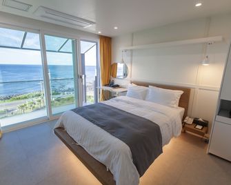 Rich Hotel - Jeju City - Makuuhuone