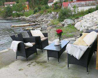 Fjordhytte-33 Südnorwegen, Motorboot mietbar - Tau - Patio