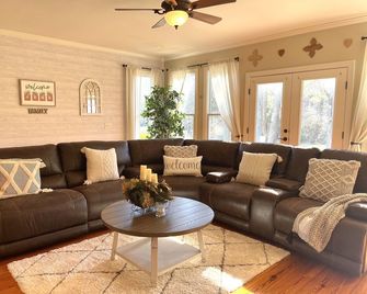 Modern farm Home Close to Jordan lake and Downtown apex - New Hill - Living room