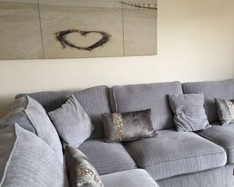 Riverside Penthouse | 2br & 2 Bath | 2 Parking - St. Neots - Living room