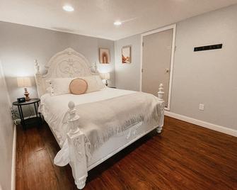 Stylish 1BR in Amish Country: Tourist Area - Millersburg - Bedroom