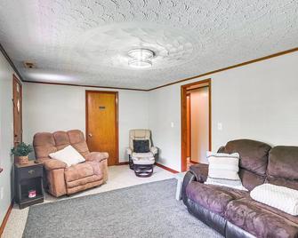 Home with Bunkroom 2 Mi to Hatfield and McCoy Trail - Bluefield - Living room