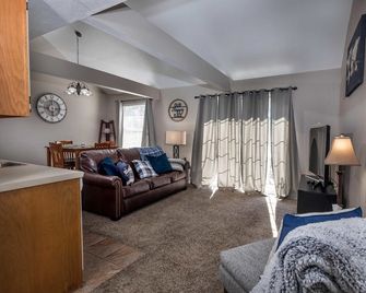 Peaceful Golf View Loft Condo | Near Strip & Lakes - Branson - Living room