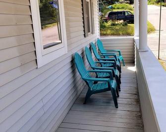 Mountainside basecamp with internet near restaurants, ATV, and snowmobile trails - Berlin - Innenhof