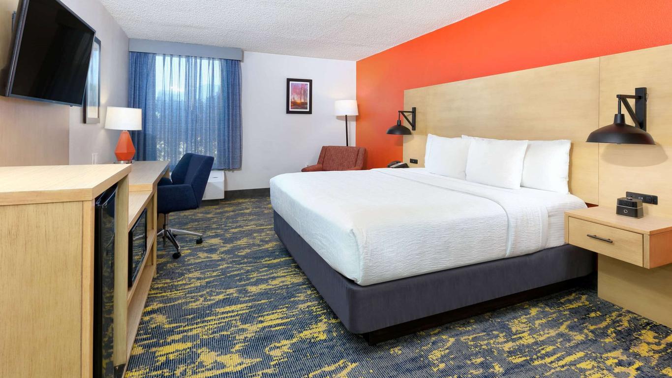 La Quinta Inn & Suites by Wyndham Dallas - Las Colinas