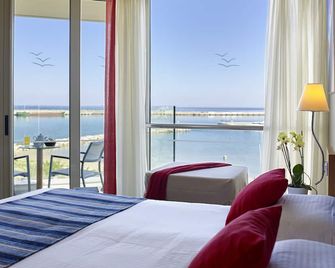 كيما سويتس بيتش هوتل - رثيمنو - غرفة نوم