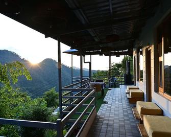 Valtara Resort - Nainital - Ban công