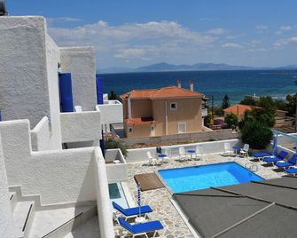 Blue Dolphin Studios And Apartment - Agia Marina - Pool