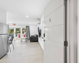 Unique Retreat - Unit B: Homey First-Floor Haven - Deerfield Beach - Hallway