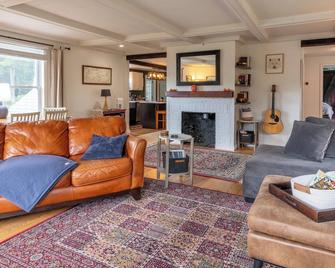 Hallowell Hilltop Home with A/C, Hot Tub & Sauna - Hallowell - Sala de estar