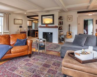 Hallowell Hilltop Home with Hot Tub - Hallowell - Sala de estar