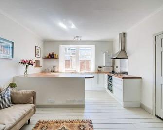 Stylish 1bd Seaside Flat North Berwick - North Berwick - Kitchen