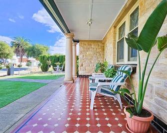 Cozy Beach Cottage Steps from Beach Jetty - Largs Bay - Patio