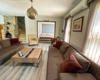 Phenomenal 5-Bedroom Villa with AC, Private Pool and Lush Garden in Dalyan - Ortaca - Sala