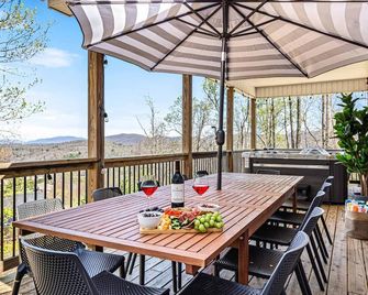 Mntn & Asheville Views! Movie Theater! Game Rm! Hot Tub! Fire Pit! Pets Welcome! - Candler - Parveke