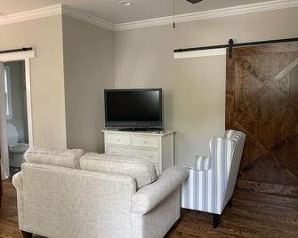 Village Studio -Five minute walk to campus: 12 mins. to town - 戴維森 - 客廳