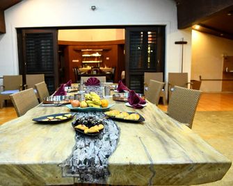 Unlock by Goldfinch Sakleshpur - Sakleshpur - Dining room