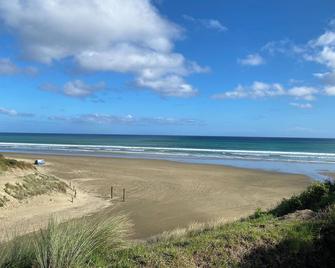 Rest and Relaxation Beachfront on the Wild West Coast - Dargaville - Beach