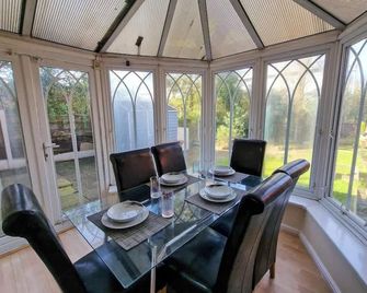 Wythenshawe 3 bed Family Home by City SuperHost - Rostherne - Comedor
