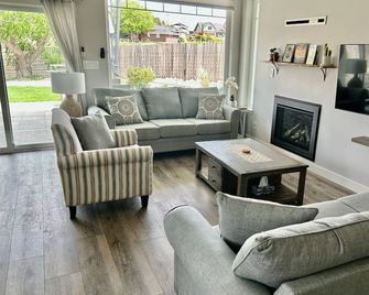 Wine Country Home w/ Hot Tub & Views | Vino Villa - Oliver - Living room