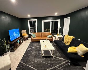 Beautiful New Townhome with Mountain Views. Close to downtown! - Charlottesville - Living room