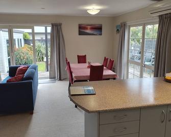 Korowai Beach House-Great Location - Mount Maunganui - Comedor