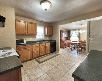 Spacious, Cozy Lake House near lake and restaurants at Lake of the Ozarks. - Warsaw - Kitchen