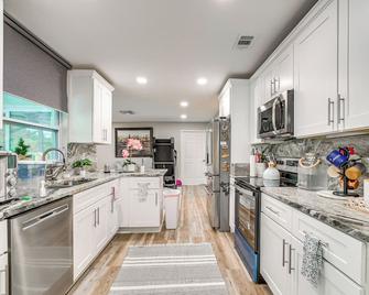 Weeki Lake Home w/ Heated & Cooled Pool, By Disney - Spring Hill - Kuchyň